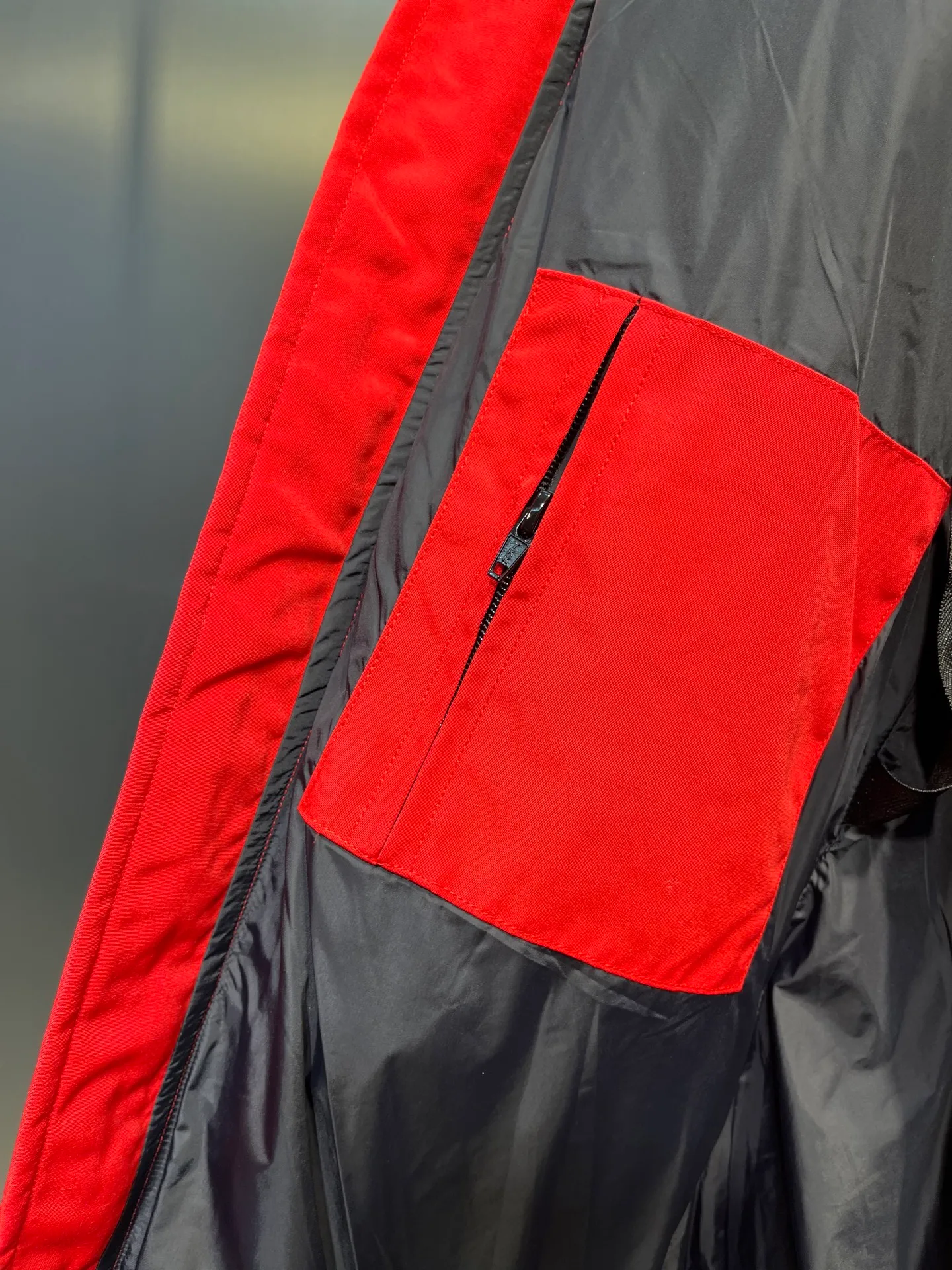 P840 CANADA GOOSE parka 22 styles ➖ Genuine synchronous anti-counterfeiting chip sensor! ➖ Imported 21-count polyester-cotton blended original fabric [last year’s 16-count/18-count hard fabrics have been completely eliminated, this year all use 21-count genuine synchronous fabrics, the soft mid-strap feels delicate and textured], genuine synchronous Feather-Light 10D waterproof coating fabric, made of 84.5 polyester fiber and 15.5 cotton, 100% the best feel in the entire network! ➖ The genuine official website is synchronized with the national standard 80 white duck down, you can check the official website customer service, there will never be a series of misleading claims such as 90 down or goose down! ➖ Using the best nylon lining with double double-layer sealing design, velvet-proof No. 7 needle + grid-filled down ready-made garments, there is 100% no so-called velvet running! ➖ The cuffs are designed with thickened seamless threads, and the collar and pockets are lined with top-quality polar fleece to keep you warm and comfortable! ➖ Yoshida YKK provides original custom-made electroplated sliders. YKK two-way lockable zippers are tight and smooth and will not peel off paint! ➖ 3M composite guarantees that the Velcro is the same as the original, durable, and all accessories and hardware are custom-made! ➖ Imported BEHRINGER embroidery machine to customize the 10,000-needle embroidery logo, 98% of which can be reproduced to restore the original logo. You can check and compare on the official website! ➖ The fur collars are all made of large pieces of Western Canadian blue wolf hide, ensuring that each fur collar is 13-15cm wide! size：xs-xl